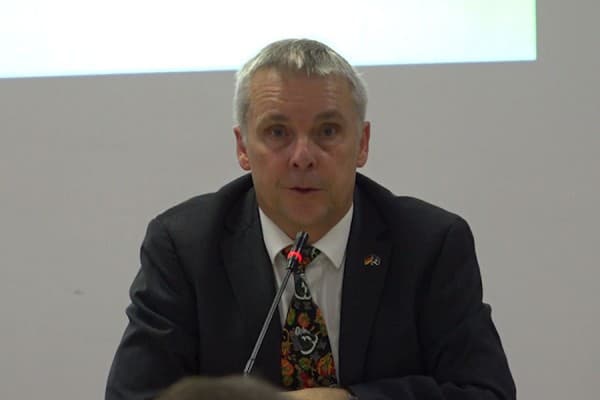 Rohde e përgëzon Qeverinë, e quan moment historik zbatimin e vendimit për Manastirin e Deçanit