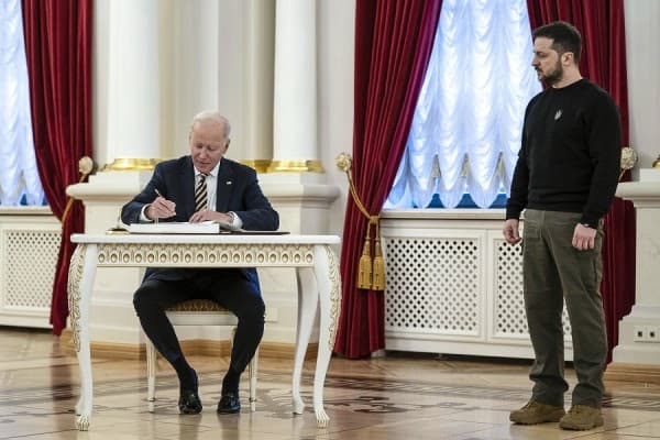 ​Paralajmëron Shtëpia e Bardhë: Ndihma për Ukrainën do të përfundojë në fund të muajit