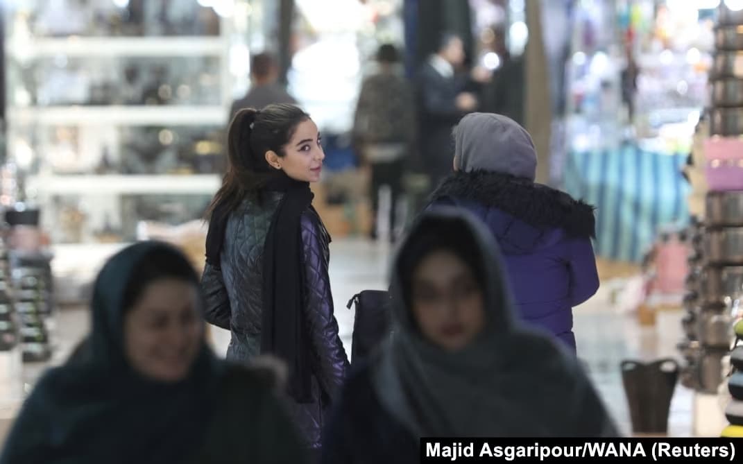 Pronarja e një dyqani në Iran dënohet me dy vjet burgim, pasi u fotografua pa shami