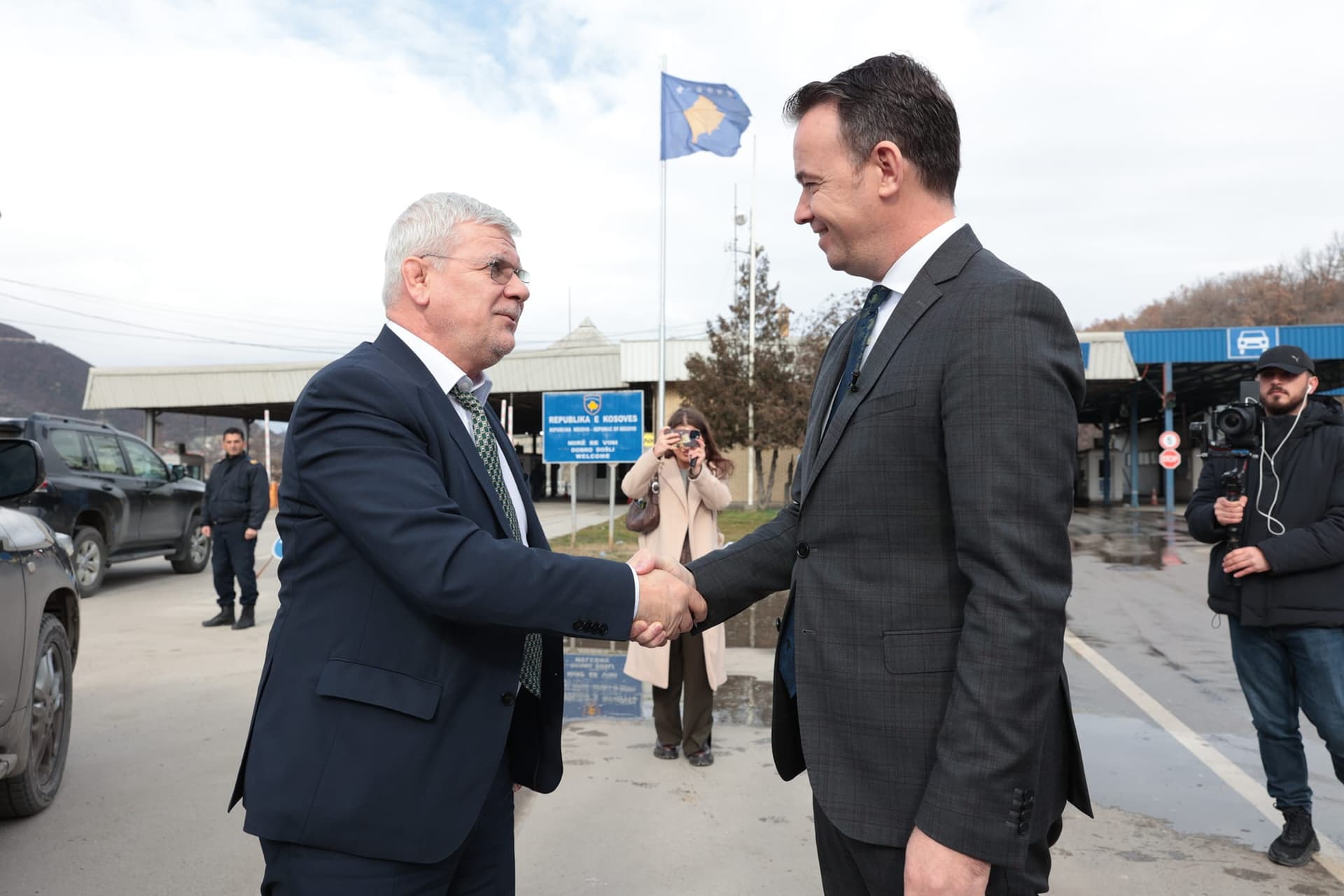 Ministri Peci e pret në pikën kufitare në Han të Elezit, homologun e tij bullgar, Kiril Vatev