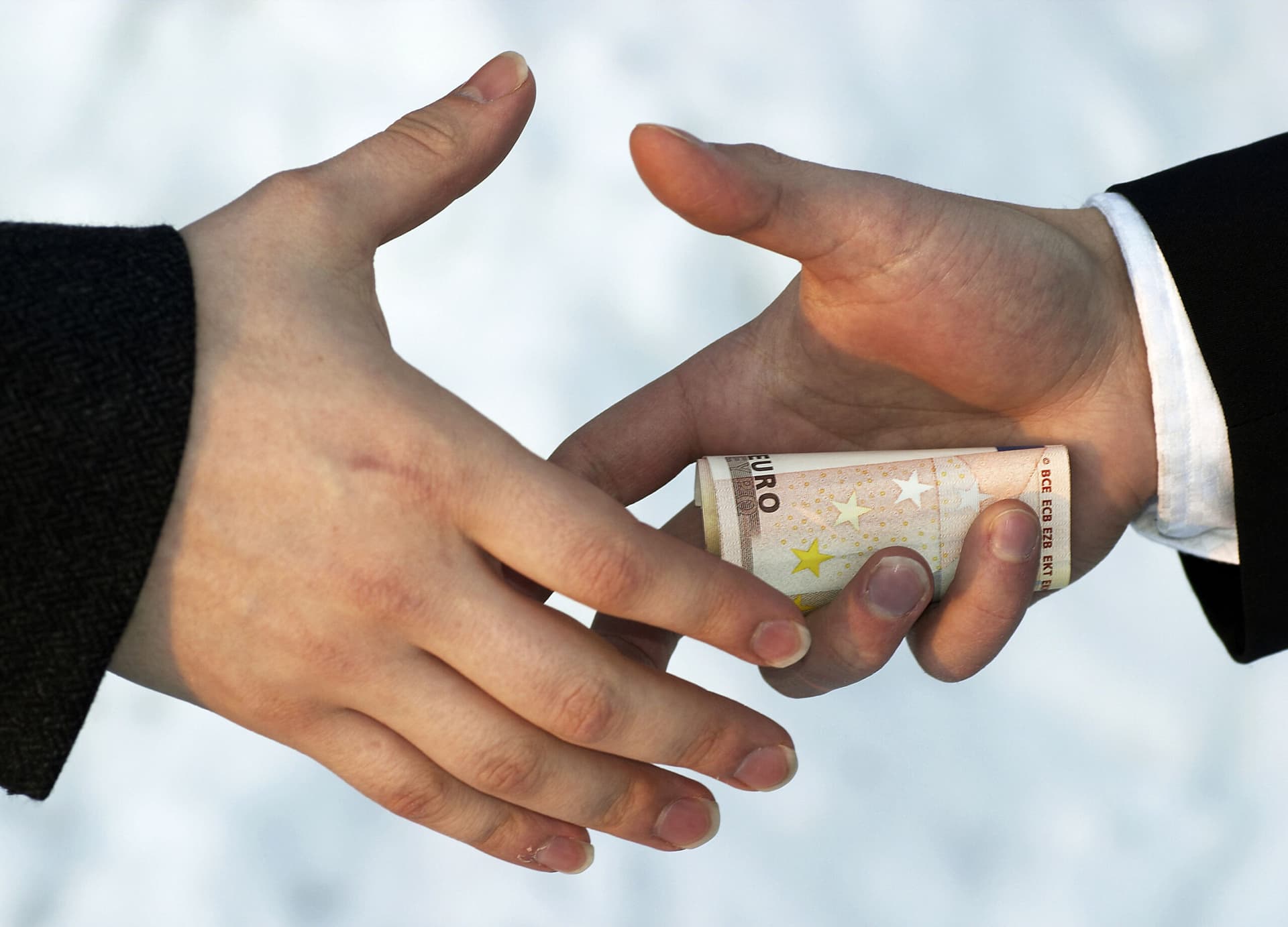 Prangoset zyrtari në Rahovec, merrte deri në 500 euro ryshfet nga bizneset