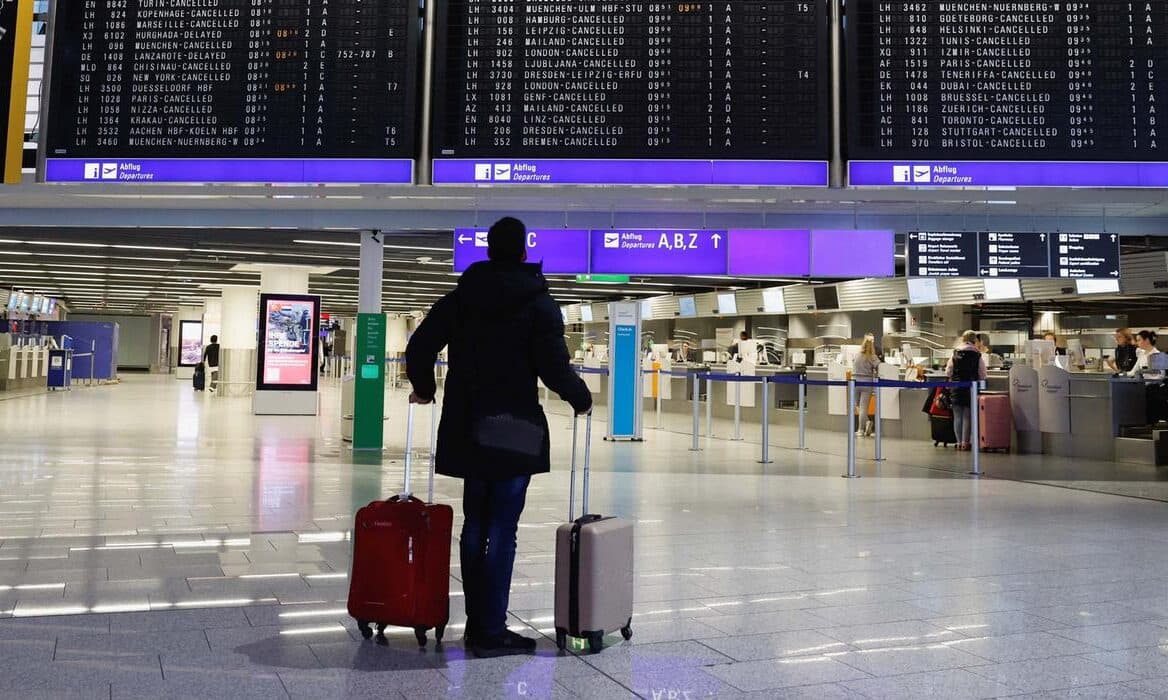 Reshjet e borës shkaktojnë anulimin e fluturimeve në Gjermani