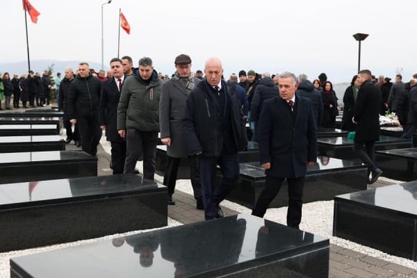 Haradinaj nderon heronjtë Rexhep Mala e Nuhi Berisha në 40-vjetorin e rënies