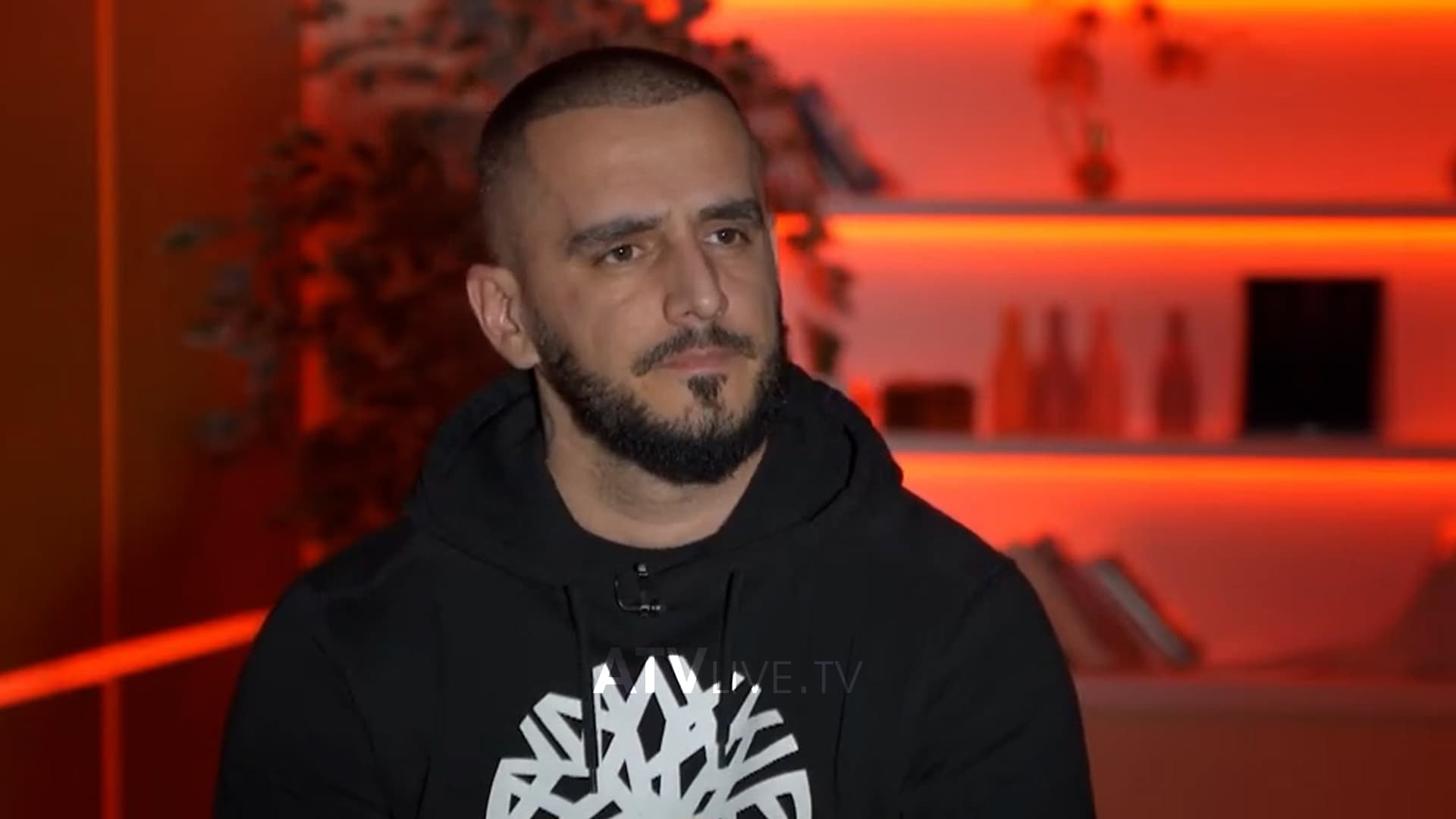 Nga imitimi i këngëtarëve e deri te Gold AG, Arian Agushi rrëfen historinë e tij me muzikën
