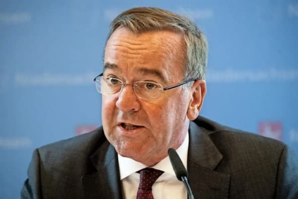 Ministri gjerman i Mbrojtjes me disa deputetë të Bundestagut të hënën vizitë në Kosovë