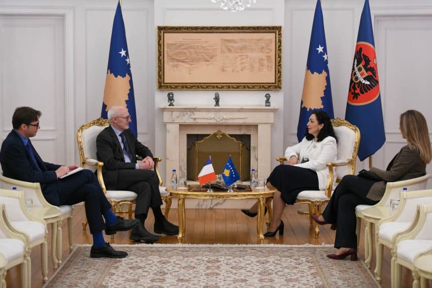 Presidentja Osmani priti në takim ambasadorin francez, diskutuan për zhvillimet e fundit në vend