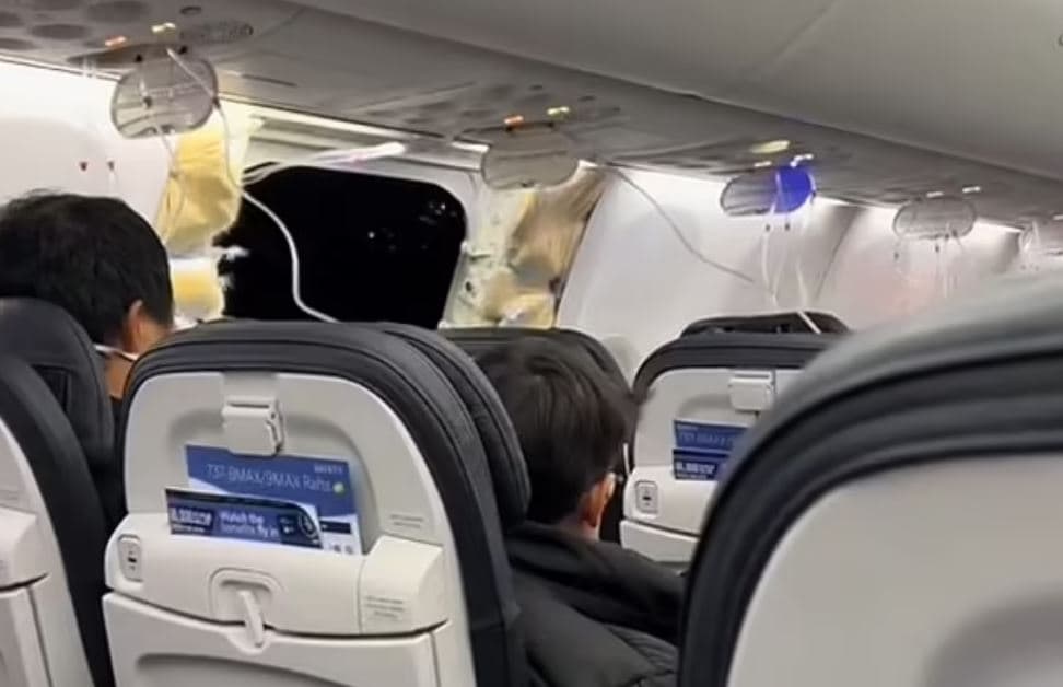 (VIDEO) Avion i linjës ‘Alaska Airlines’ detyrohet të bëjë ulje emergjente pasi i bie një dritare