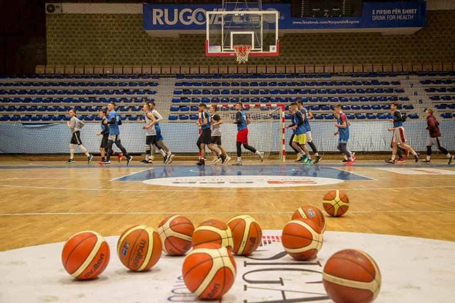 Ndalimi i tifozëve në palestra, vendimi mbetet në fuqi