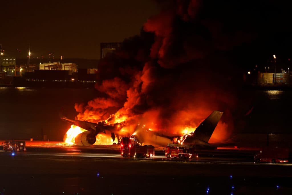 Pesë të vdekur pas përplasjes së dy avionëve në Tokio