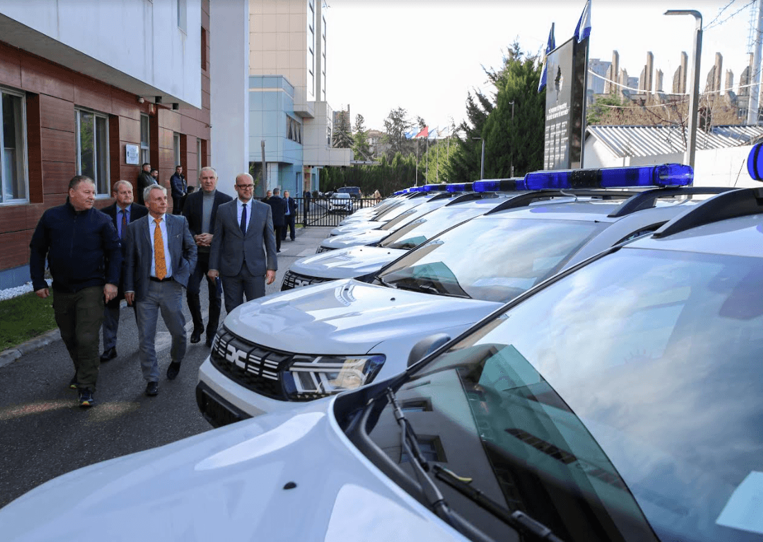 Policia e Kosovës pranon donacion vetura dhe pajisje teknologjike nga Gjermania