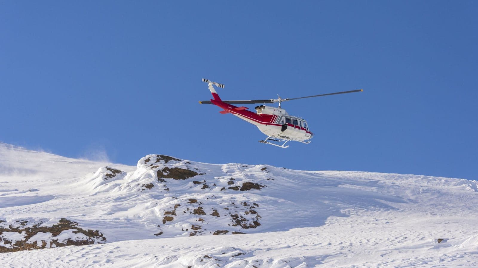 Rrëzohet helikopteri kanadez i skijimit, humbin jetën tre persona