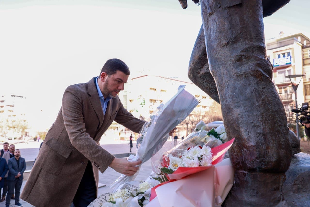 Krasniqi bën homazhe te lapidari i Zahir Pajazitit