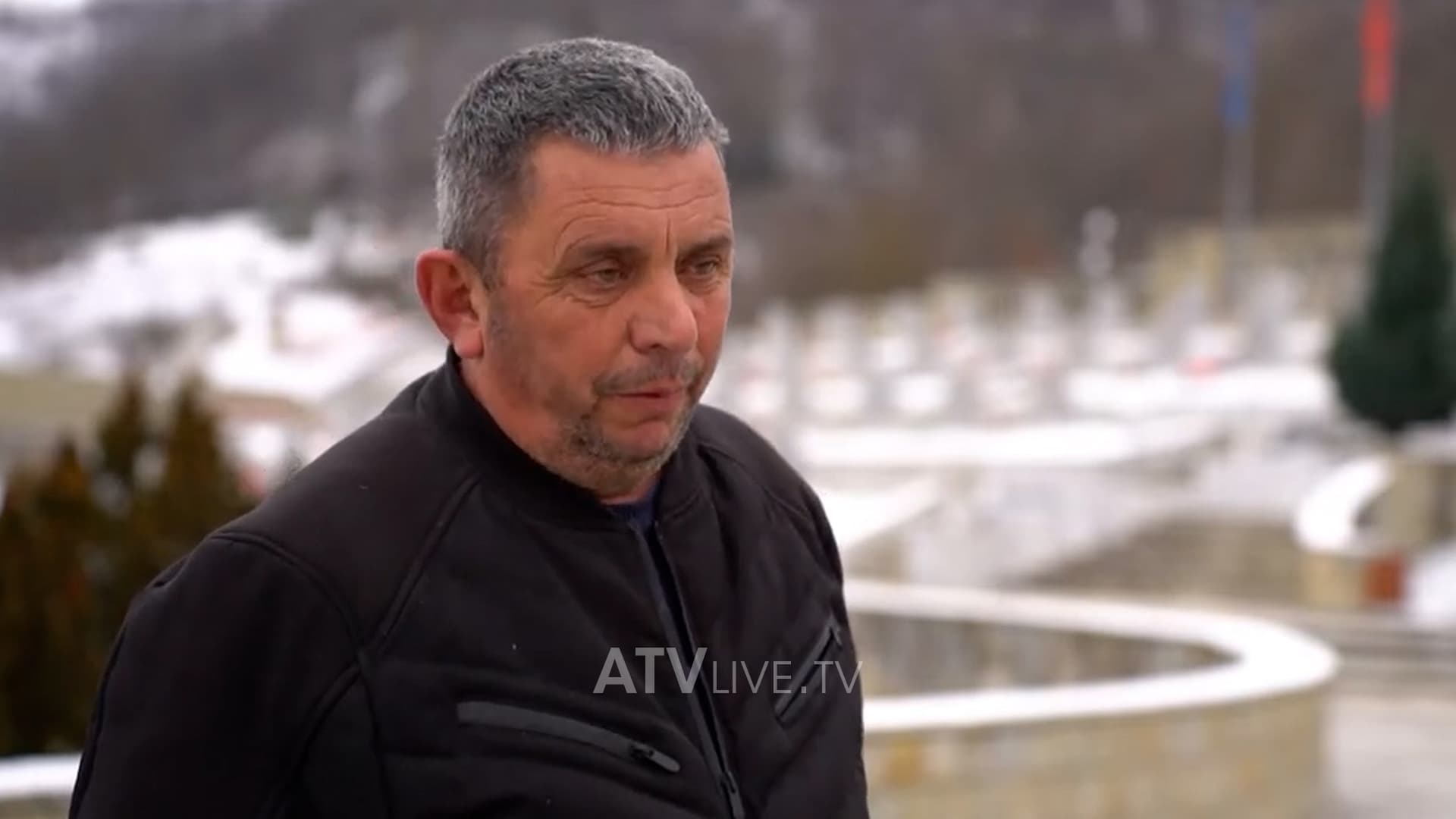 “Ua kanë hek organet, vëllaun ma kanë vra edhe 12 kushëri të tjerë” – I mbijetuari i masakrës së Reçakut rrëfen tmerrin që përjetoi mëngjesin e 15 janarit të vitit 1999