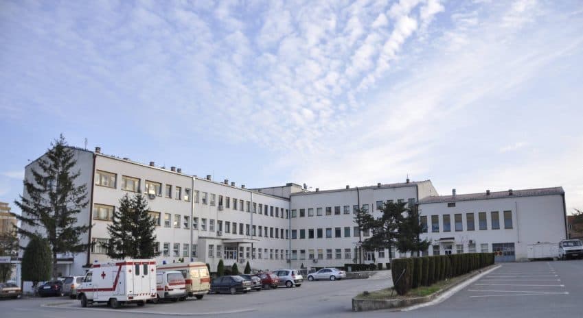 Pas arrestimit për sulm ndaj kolegut, kirurgu në Spitalin e Gjilanit suspendohet nga puna me 50% të pagës