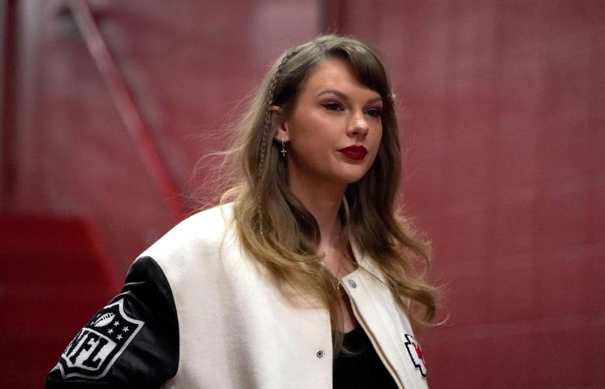Një burrë akuzohet për ngacmim dhe ndjekje pranë shtëpisë së Tayolr Swift