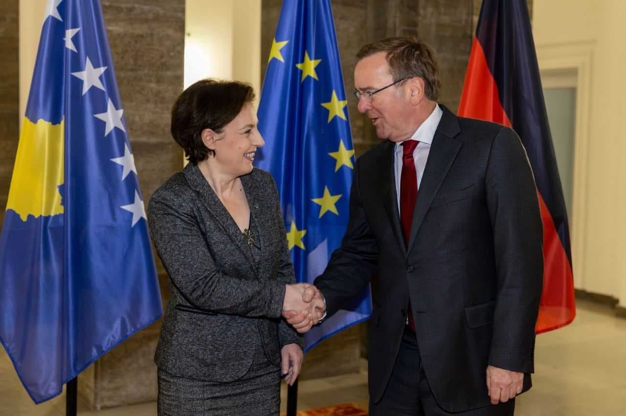 Ministrja Gërvalla takon Ministrin e Mbrojtjes të Gjermanisë, diskutojnë për sigurinë në Kosovë