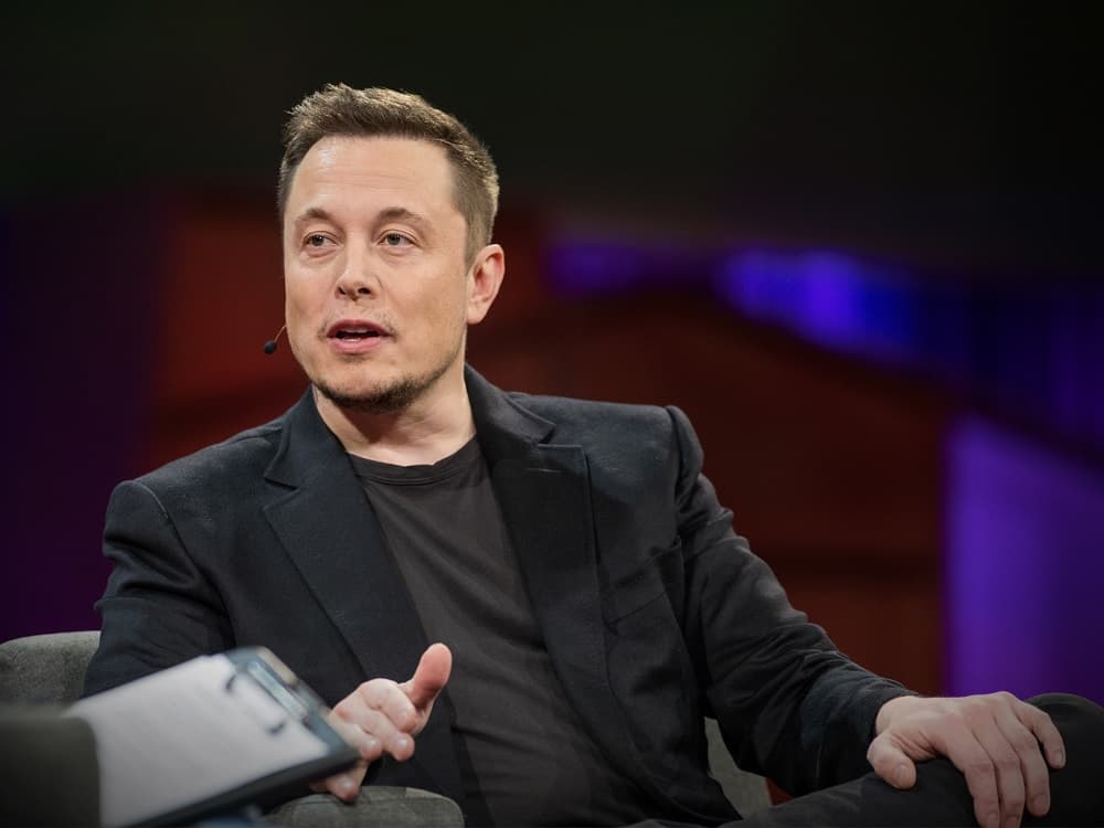 Musk: “AI” dhe robotët do të zhdukin varfërinë dhe do të kërkojnë të ardhura universale