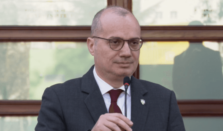 Fokus në bashkëpunimin rajonal – ministri i Jashtëm i Shqipërisë viziton Kosovën