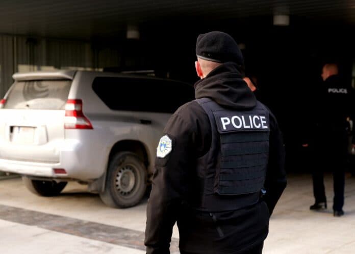 Policia me aksion në Gjilan – sekuestrohen armë, qindra fishekë dhe para të gatshme