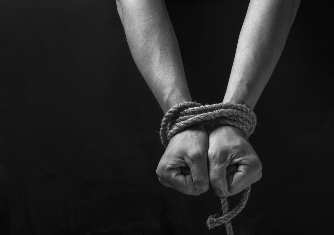 Rrëmbehet një burrë në Fushë-Kosovë, arrestohen tre të dyshuar