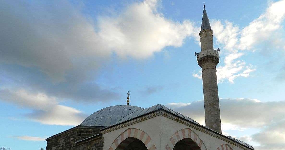 Hajnat thyejnë një xhami në Lipjan, vjedhin arkën me paratë për bamirësi
