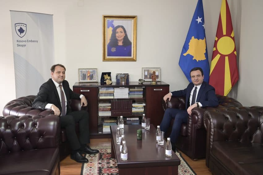Kurti vizitoi ambasadën e Kosovës në Shkup, me Qehajën folën për nivelin e bashkëpunimit me Maqedoninë e Veriut