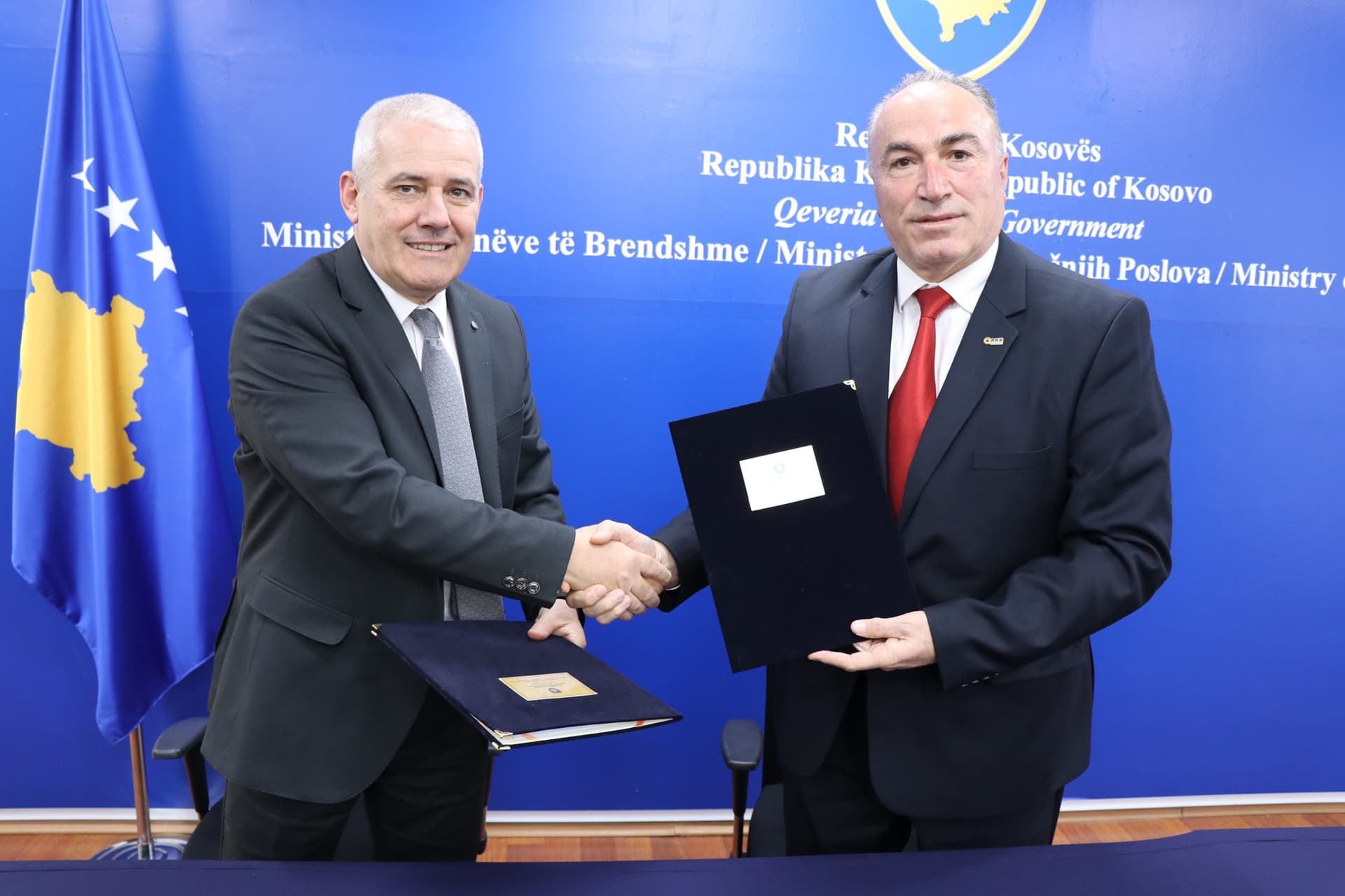 Nënshkruhet memorandum bashkëpunimi për ofrimin e zbritjes në produkte për zjarrfikësit dhe zyrtarët policorë