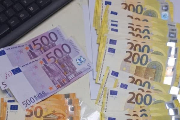 Dogana zbulon mbi 13 mijë euro të padeklaruara në një veturë në Bërnjak