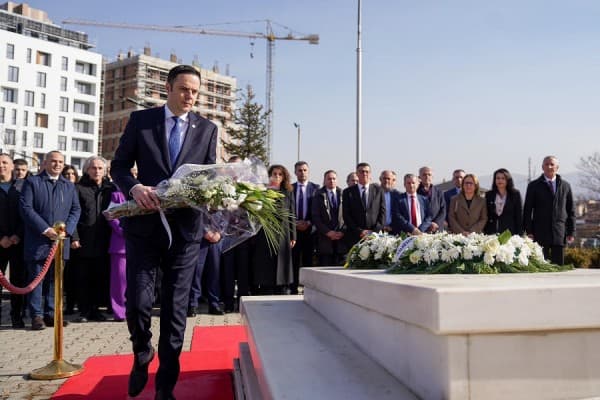 ​Abdixhiku bën homazhe te varri i Rugovës