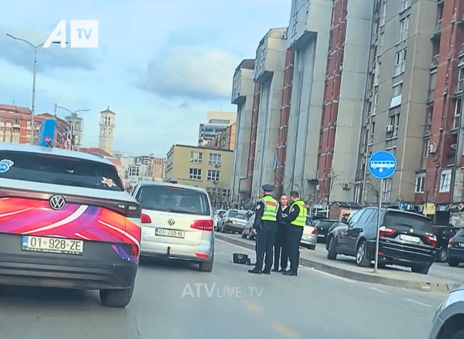 Një grua goditet nga vetura në Prishtinë, i mbesin në rrugë çanta dhe këpuca