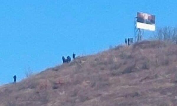 Policia e Kosovës largon një bilbord me flamur të Serbisë te ‘Kroi i Vitakut’