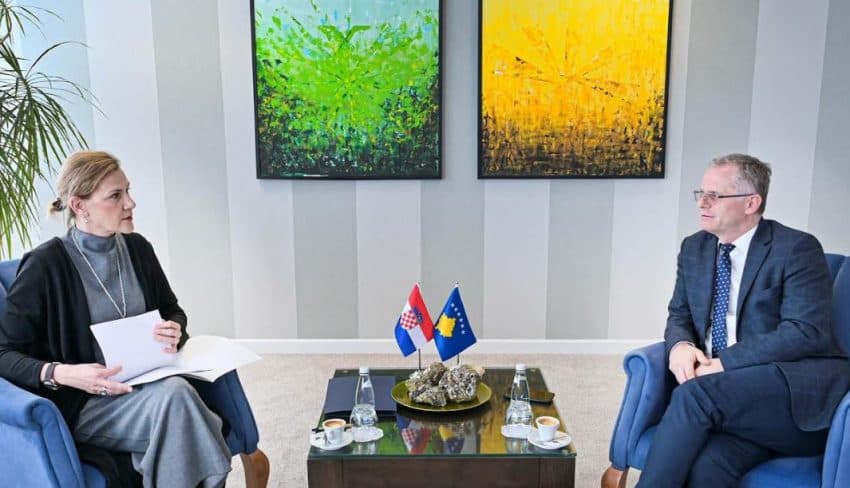 Bislimi me ambasadoren kroate bisedojnë për zhvillimet e fundit në vend e rajon
