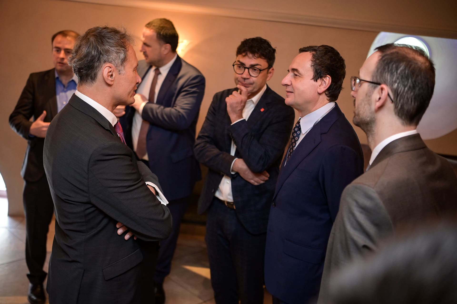 Kurti takon përfaqësues të kompanive gjermane, i fton për investime në Kosovë