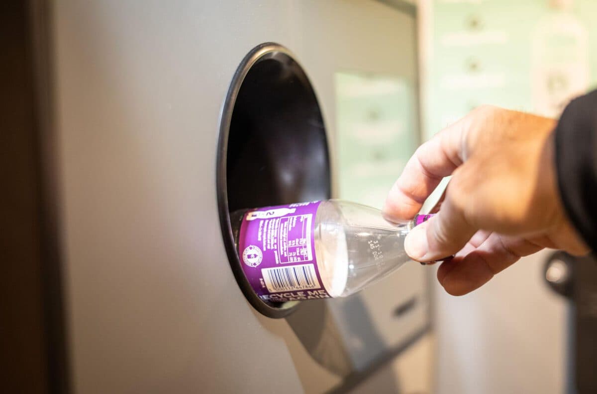 Qytetarët do të rimburësohen nëse i kthejnë shishet e qelqit, plastikës dhe kënaçet