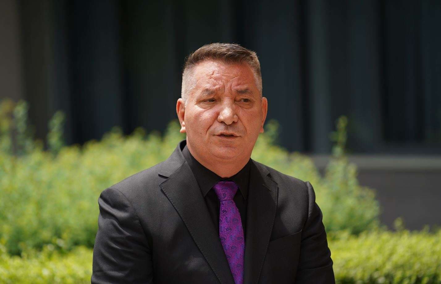 Vendimi i qeverisë për Manastirin e Deçanit, Lekaj i reagon Kurtit: “Ku je o Albin patrioti, a e lëshove bajrakun a”
