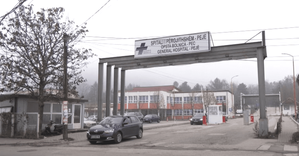 Rrihen punëtorët në Spitalin e Pejës, rasti është iniciuar si lëndim i lehtë trupor