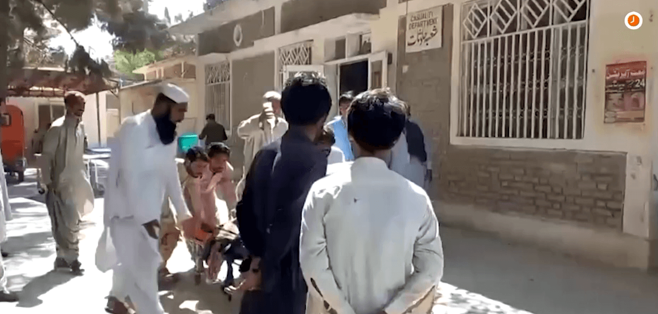 Një ditë para zgjedhjeve në Pakistan, rreth 14 të vrarë nga një shpërthim afër zyrës së një kandidati