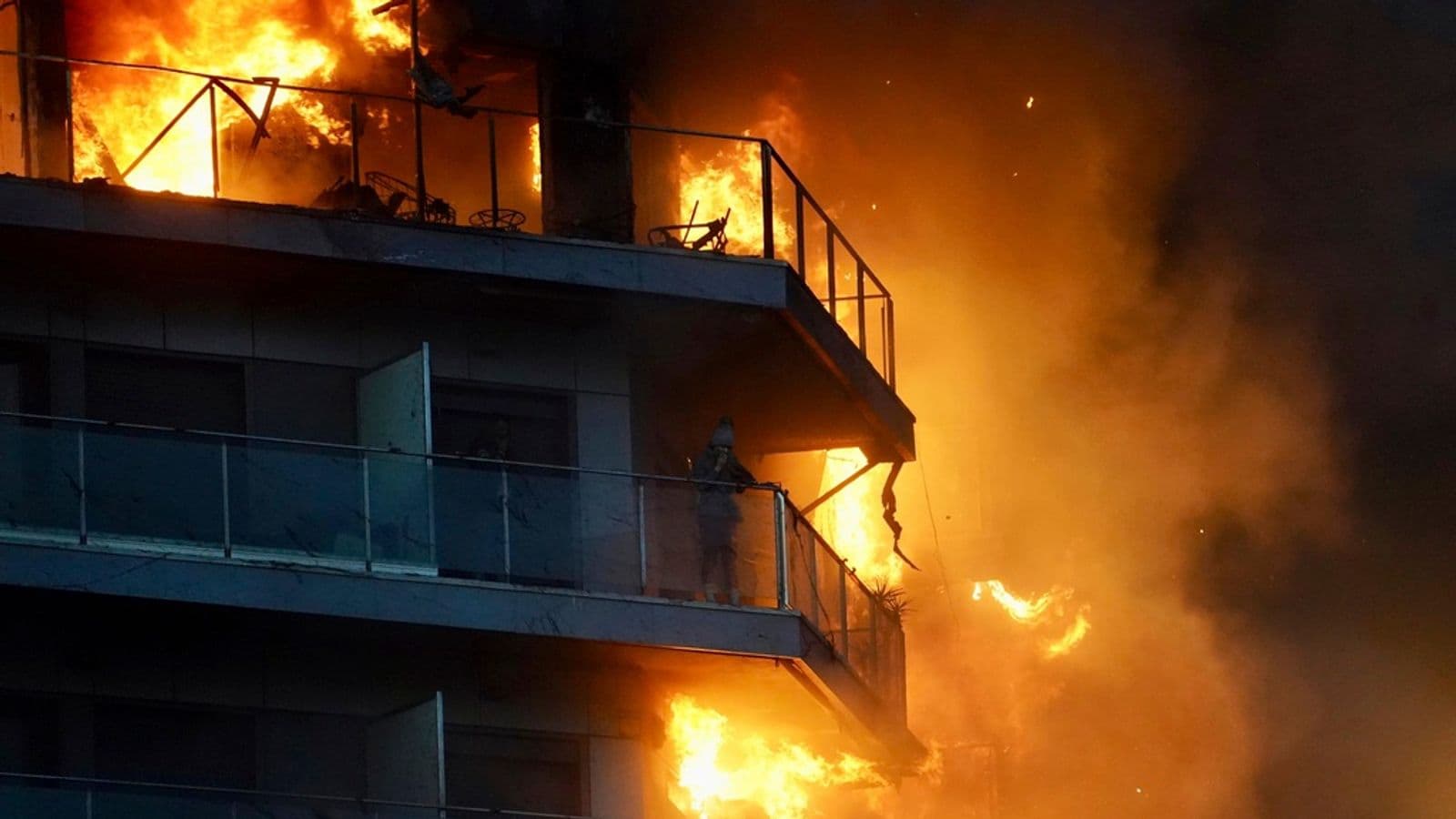 Rritet në 10 numri i të vdekurve nga zjarri në bllokun banesor në Spanjë