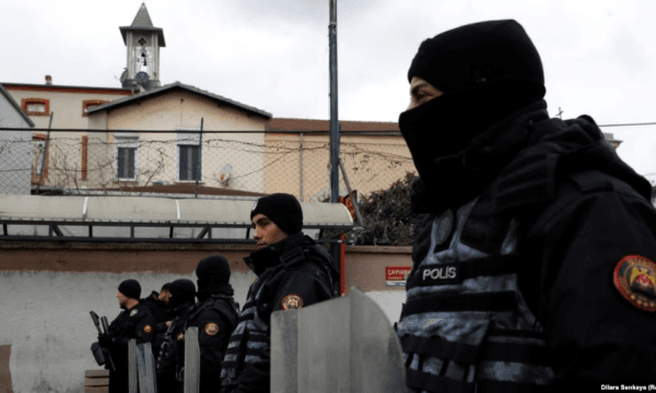 Turqia arreston 25 persona lidhur me sulmin në një kishë në Stamboll