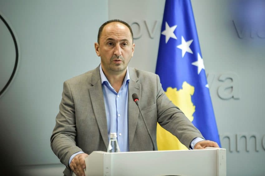 Ministri Liburn Aliu dhe zëvendësi i tij Hysen Durmishi thërrasin konferencë për medie