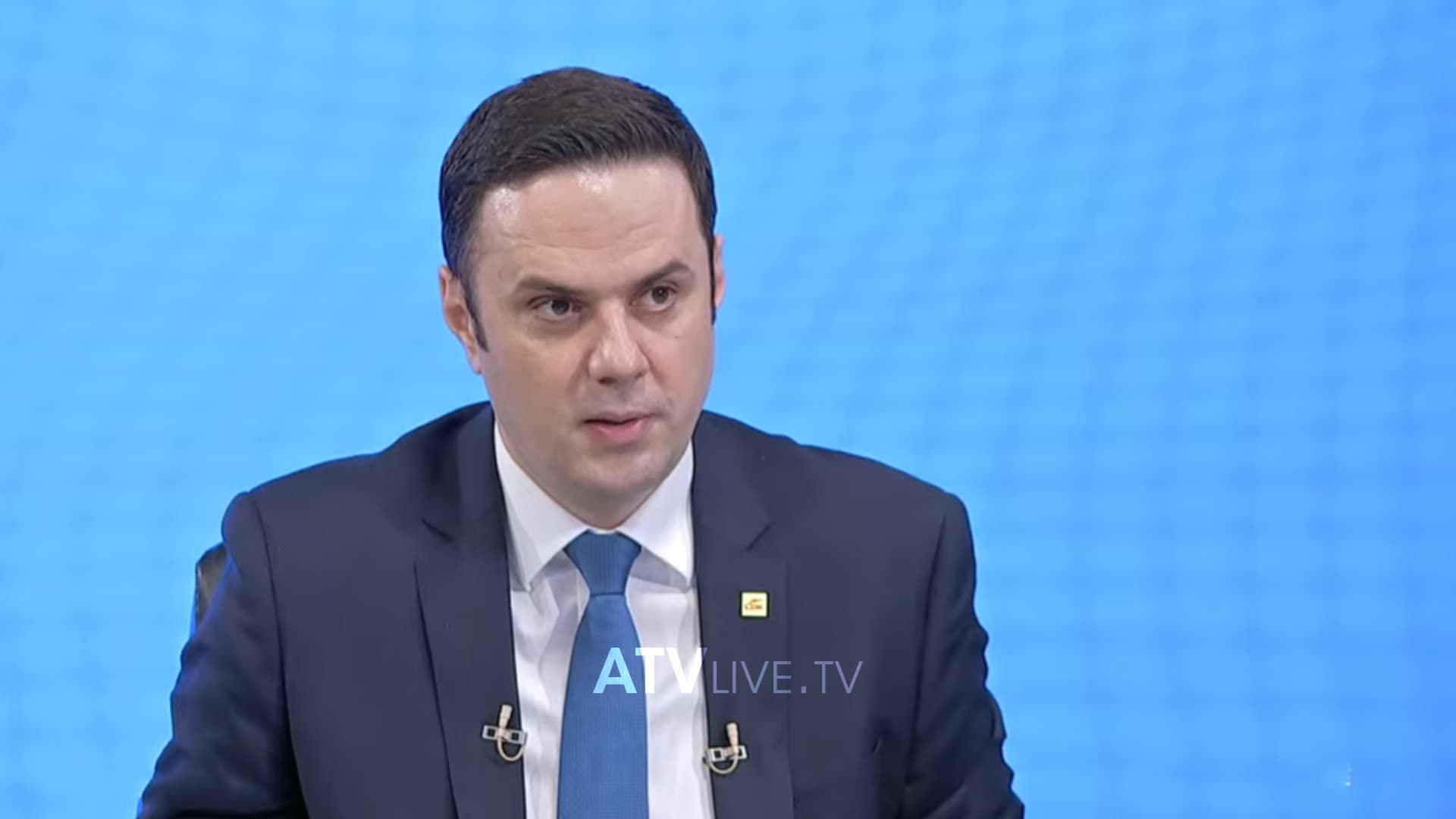 840 euro mësuesit: Abdixhiku me tabelë tregon sa do të rriten pagat me koeficientin prej 150 euro