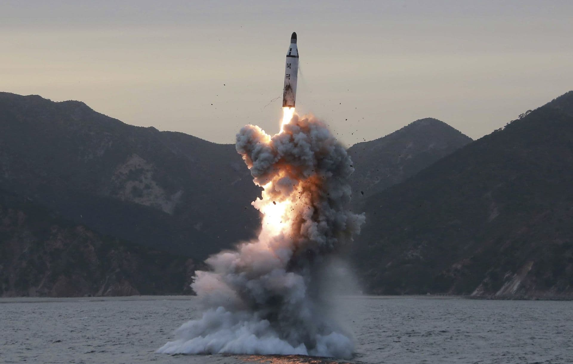 Koreja e Veriut kryen testime të reja raketore
