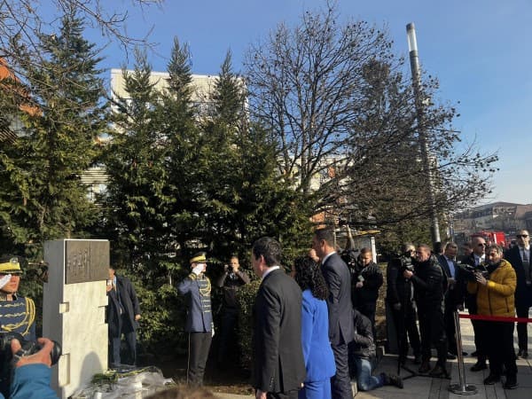 Krerët shtetëror bëjnë homazhe te Monumenti i të Pagjeturve