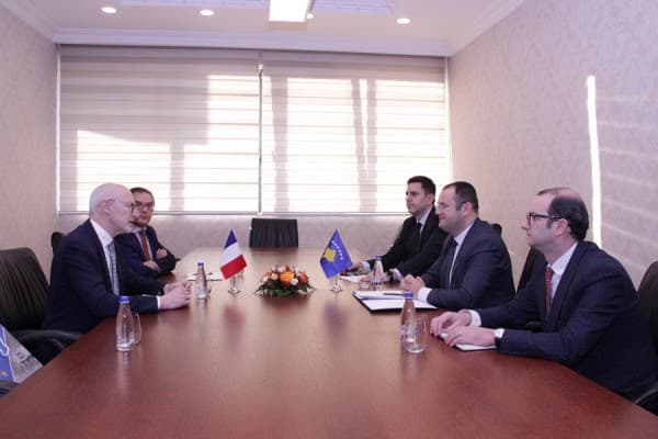 ​Guvernatori i BQK-së pret në takim ambasadorin francez