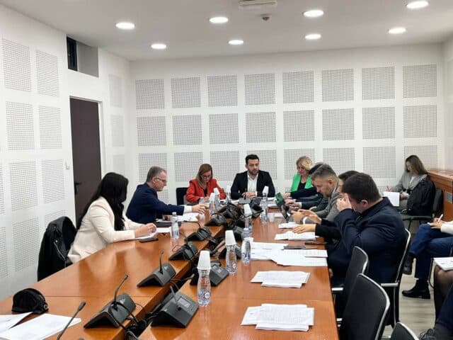 Projektligji për KPM-në – Qeveria thotë se rritet transparenca e pronësisë së mediave, opozita e sheh si tendencë për kontroll