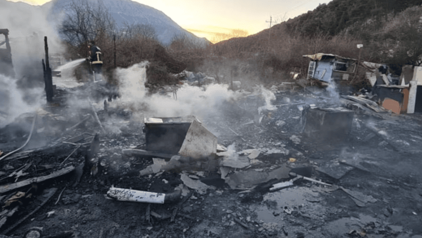 Katër të vdekur nga zjarri në Tivar të Malit të Zi, mes tyre tre të mitur