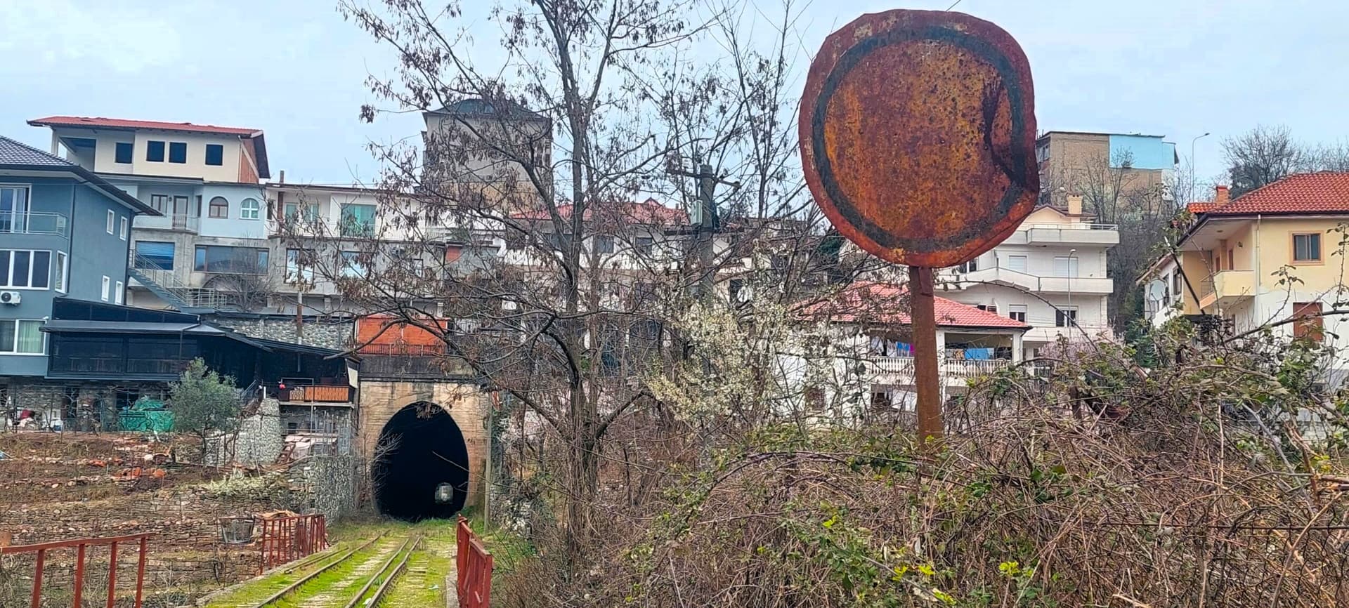 Shqipëria dhe Kosova, “me tren” drejt tranzicionit të gjelbër / Pse nuk zbatohet vendimi për investime në infrastrukturën hekurudhore?