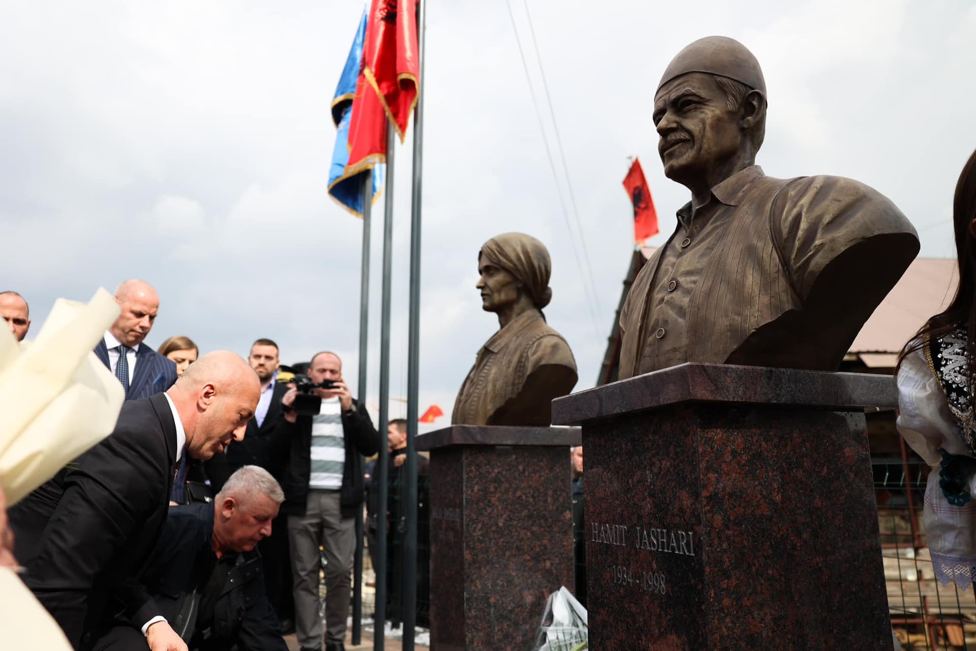 Haradinaj në zbulimin e busteve të Sala dhe Hamit Jashari: Në Prekazin heroik, çdo shtëpi ka një histori