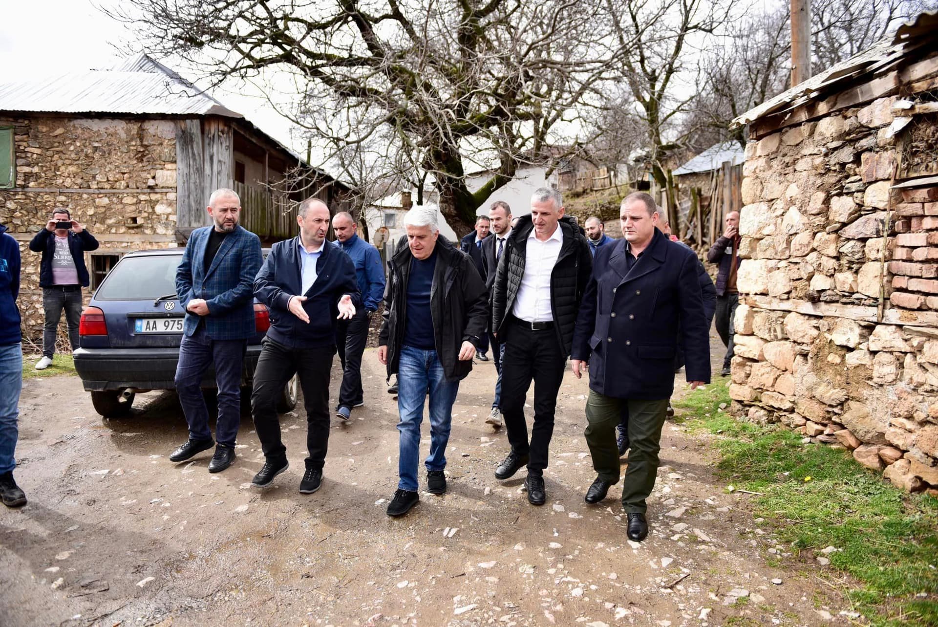 “Lajm i jashtëzakonshëm”, Aliu thotë se kanë nisur punimet për rrugët që ndërlidhin e afrojnë fshatrat e Kosovës dhe Shqipërisë