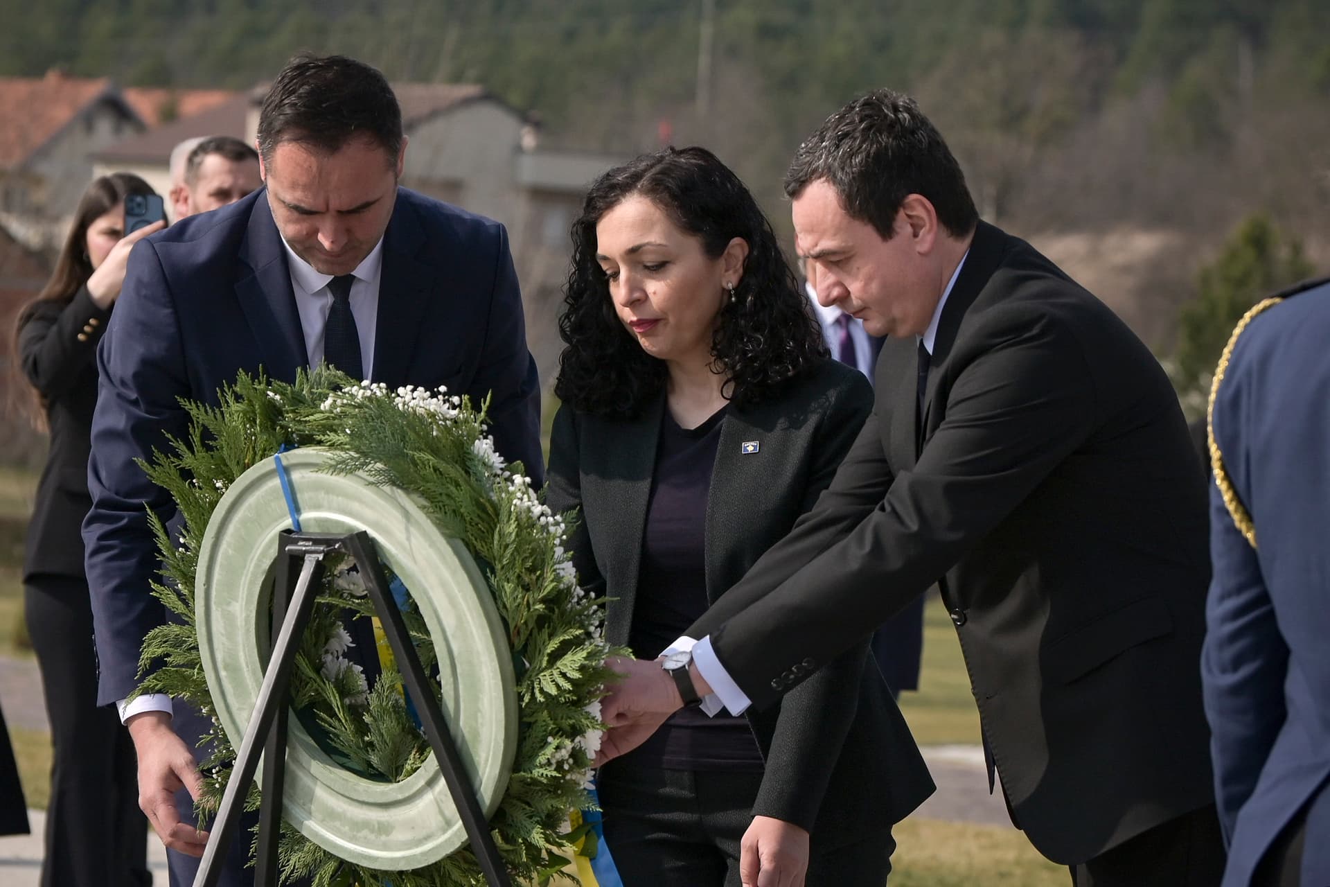 Kurti pas homazheve në Kompleksin Memorial “Adem Jashari”: Gjithnjë dhe përgjithmonë u jemi falënderues dhe mirënjohës Jasharëve